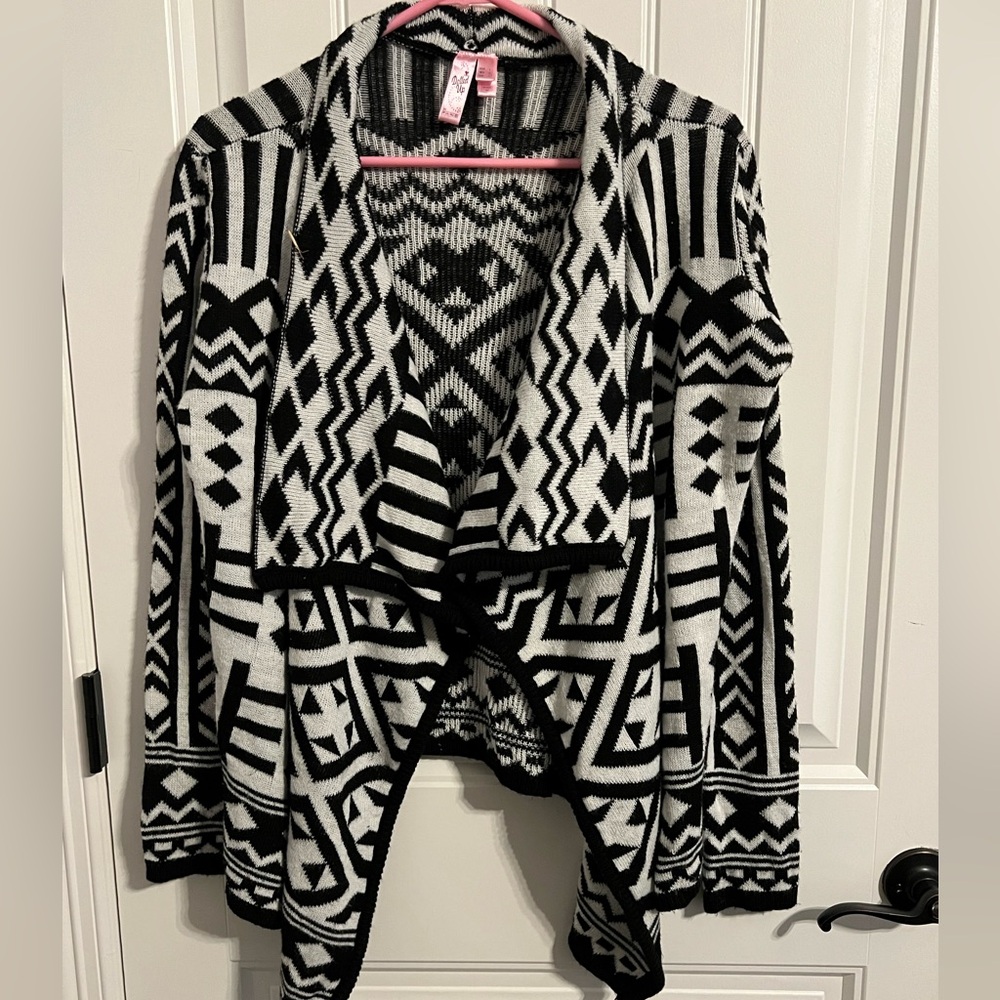 #2012. Dolled Up Black/White Open Cardigan w/Geometric Print. Size L